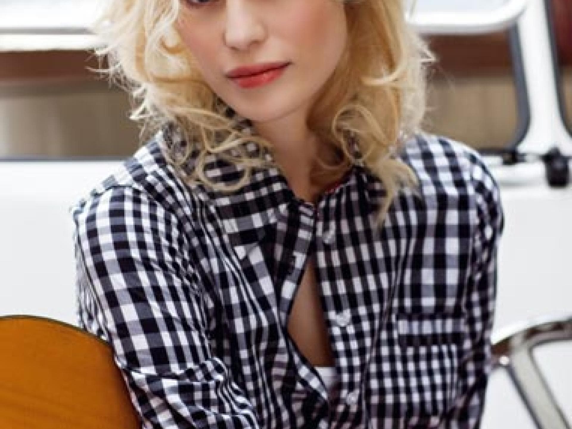 Blonde, mittellange Haare