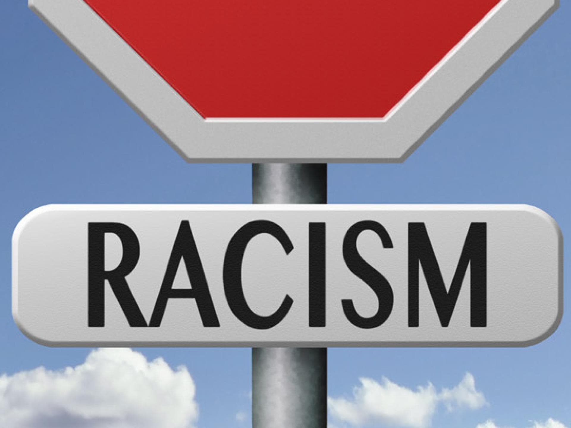 Er prahlt mit rassistischen Sprüchen Er prahlt mit rassistischen Sprüchen