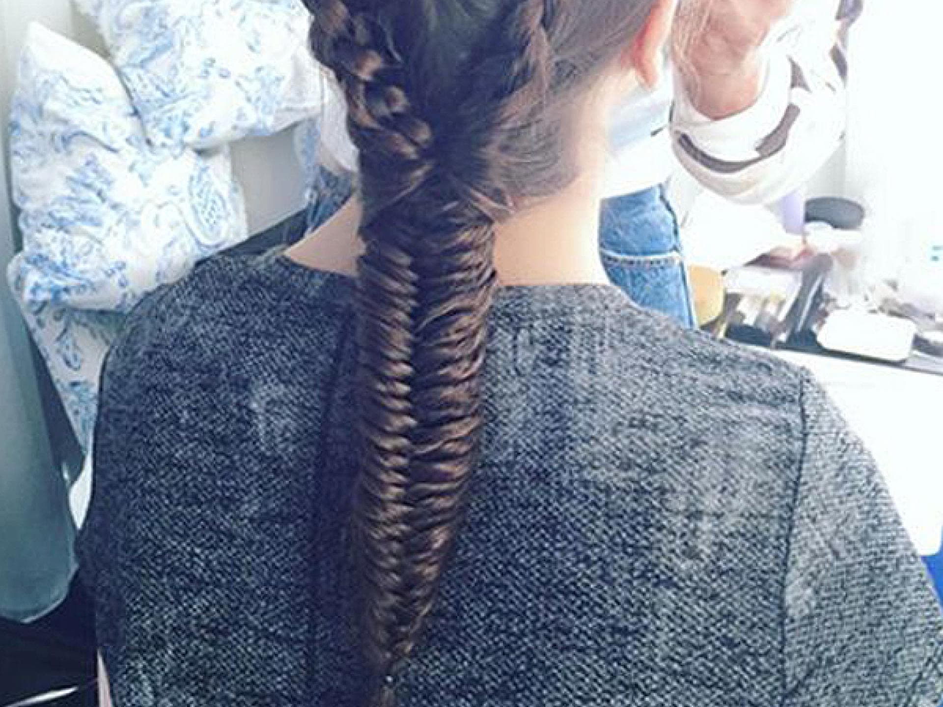 Hailee Steinfeld mit Fischgrätenzopf Hailee Steinfeld mit Fischgrätenzopf