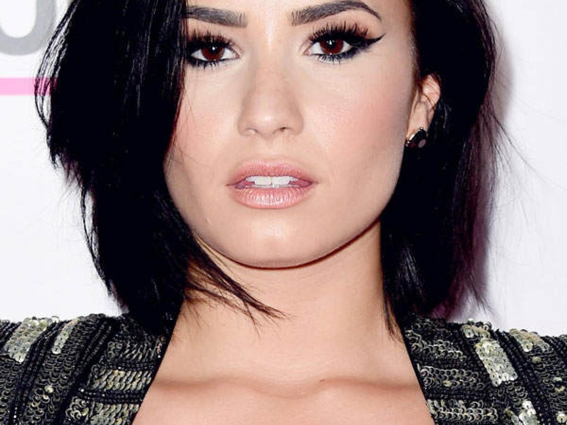 Demi Lovato mit Augenbrauen