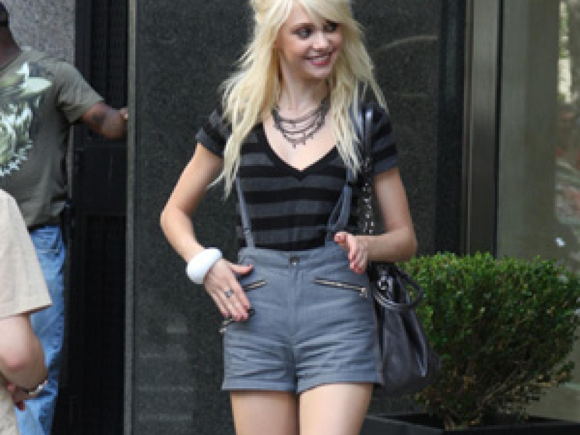 Taylor Momsen in High-Waist-Shorts Taylor Momsen in High-Waist-Shorts