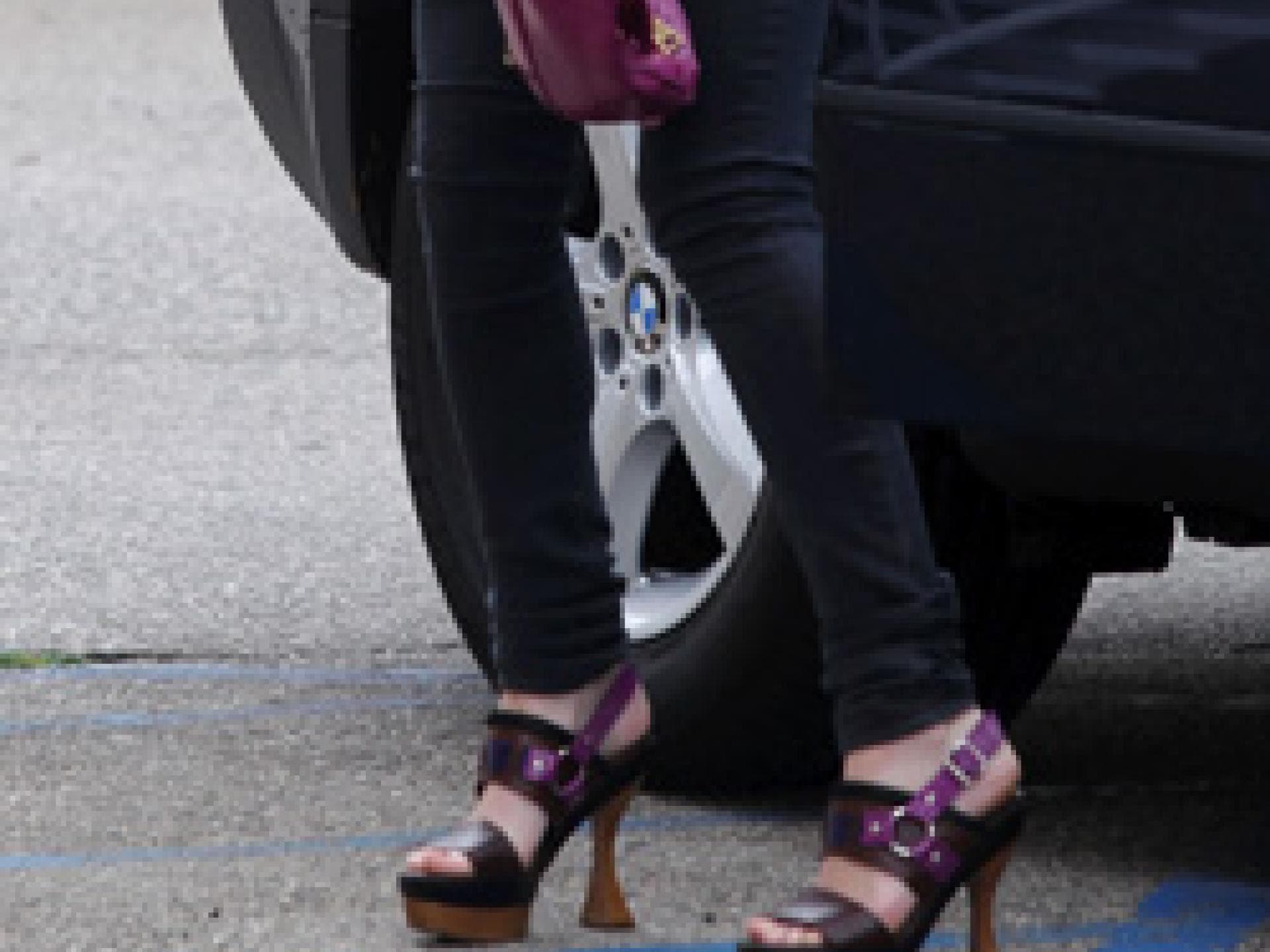 Dakota Fanning mit lila High Heels