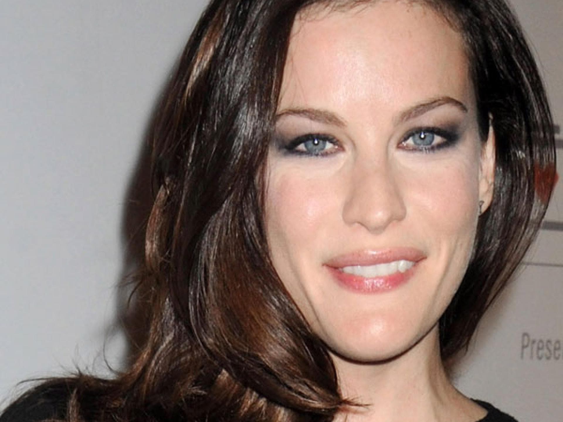 Liv Tyler: Eiswürfel für glänzende Haare Liv Tyler: Eiswürfel für glänzende Haare