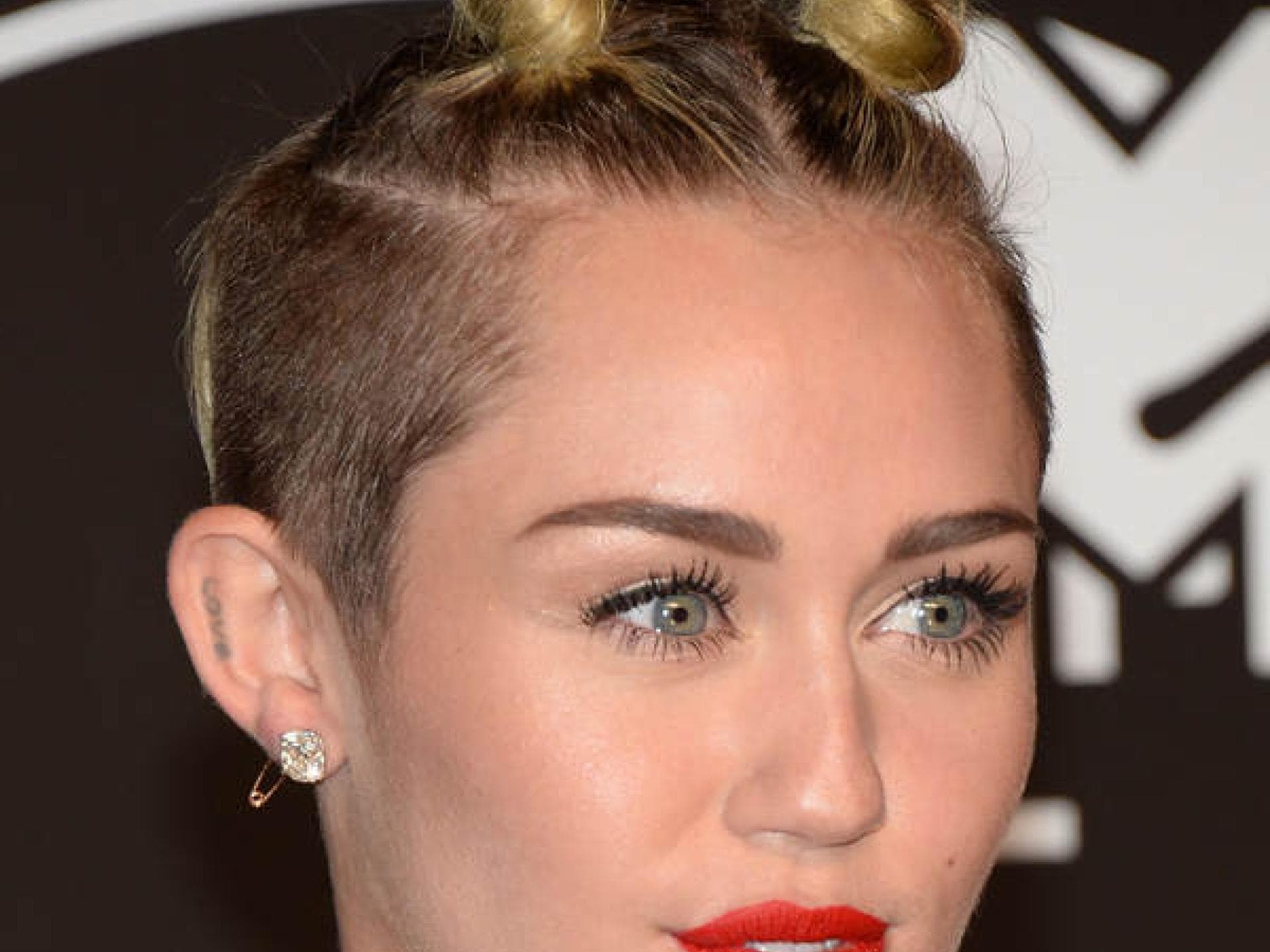 Miley Cyrus mit Knoten im Haar