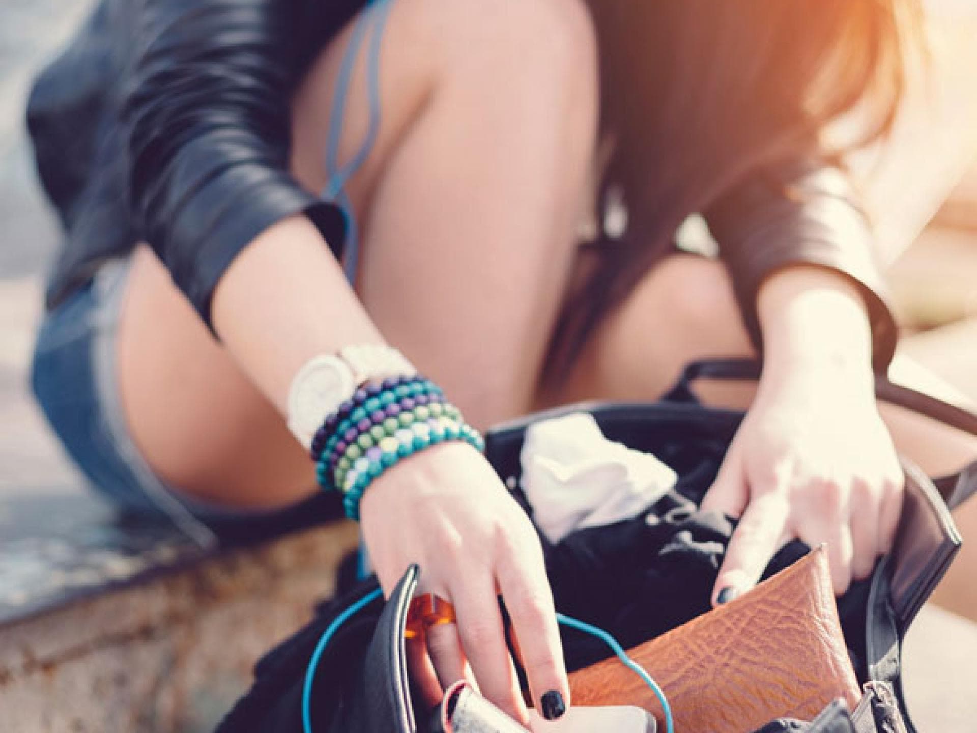 Etwas in der Handtasche suchen