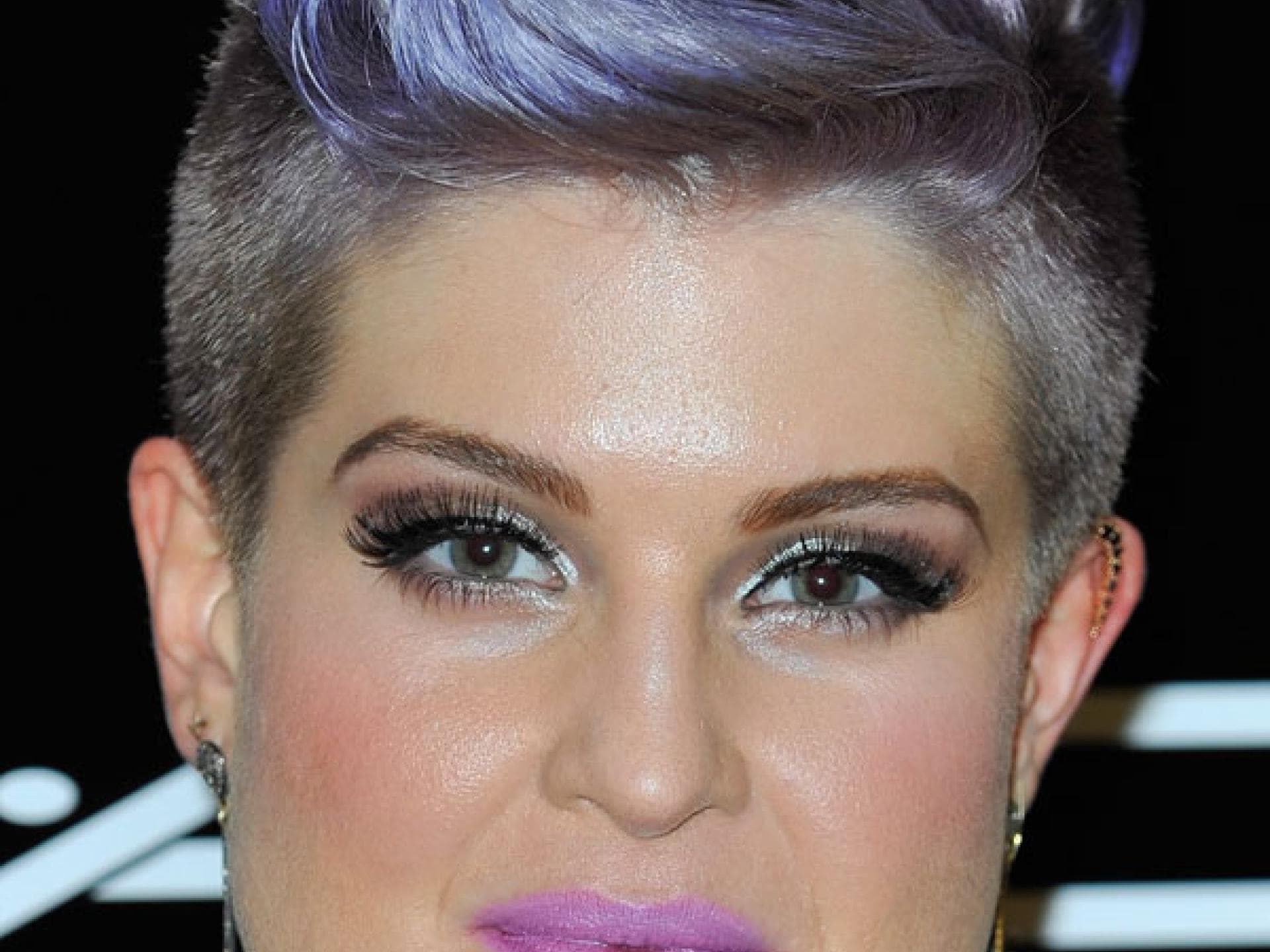 Kelly Osbourne Make-up in Lila und Pink