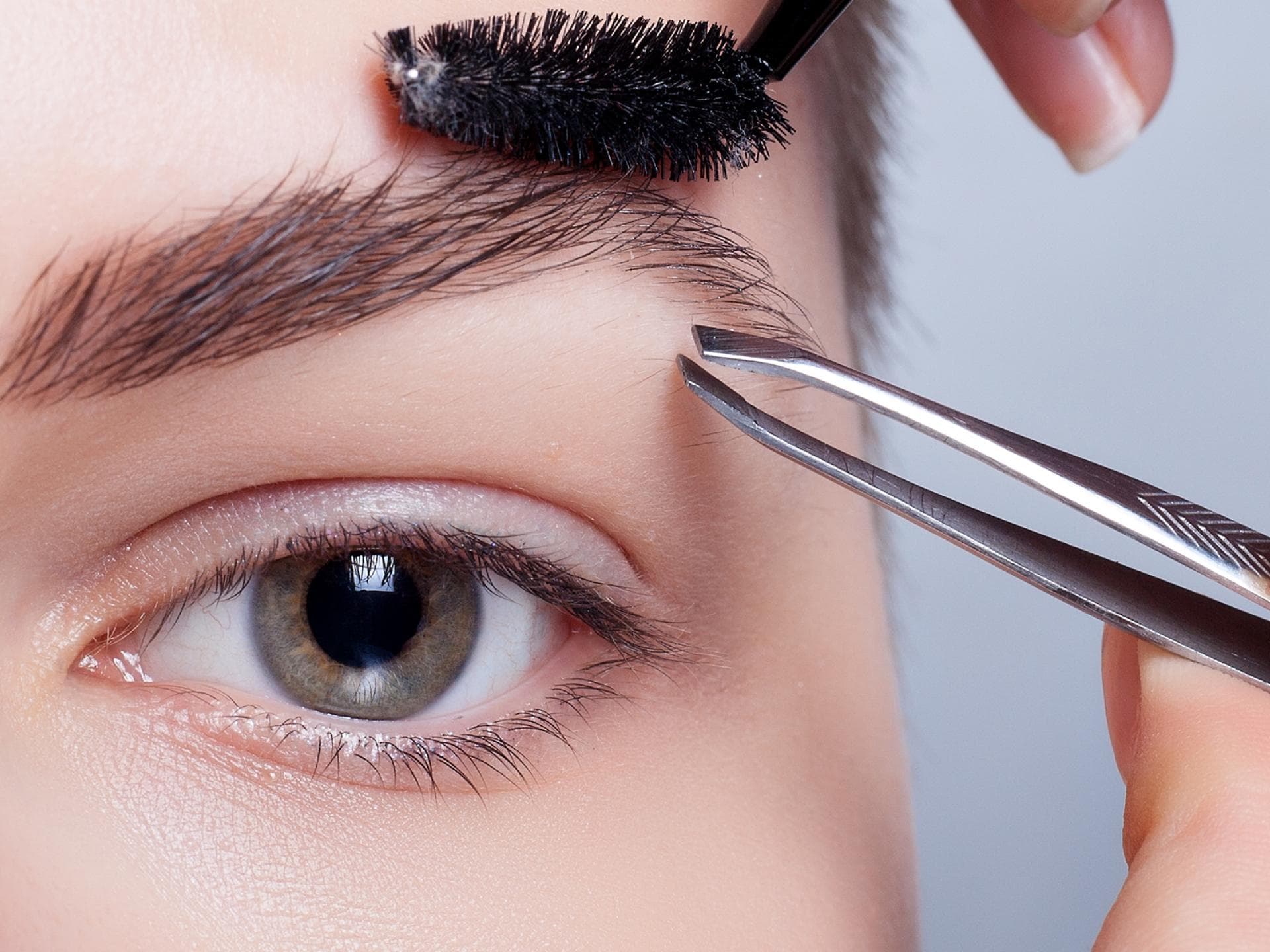 Augenbrauenstyling quer