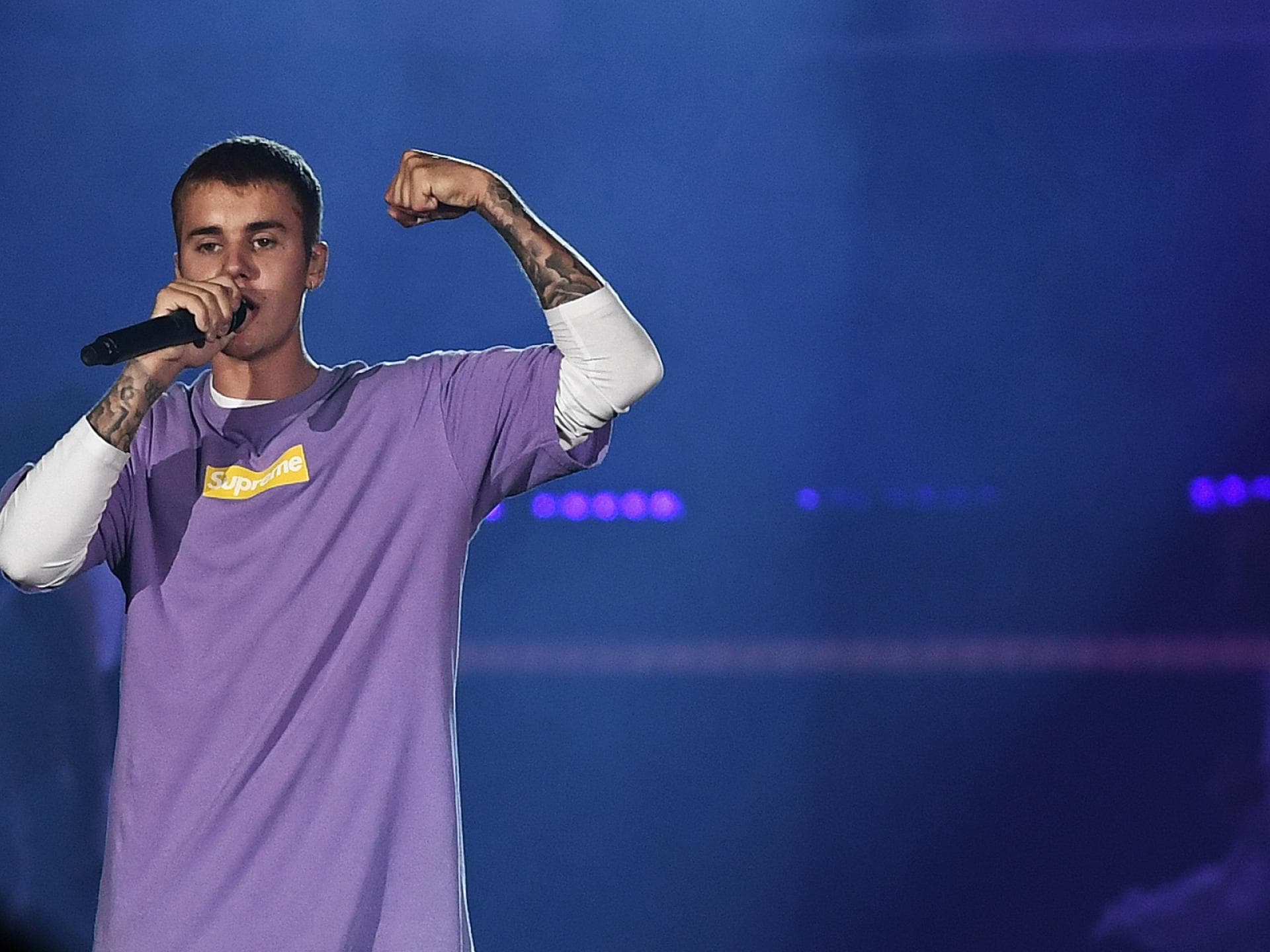 Justin Bieber schlägt Fan mitten ins Gesicht quer Justin Bieber schlägt Fan mitten ins Gesicht quer