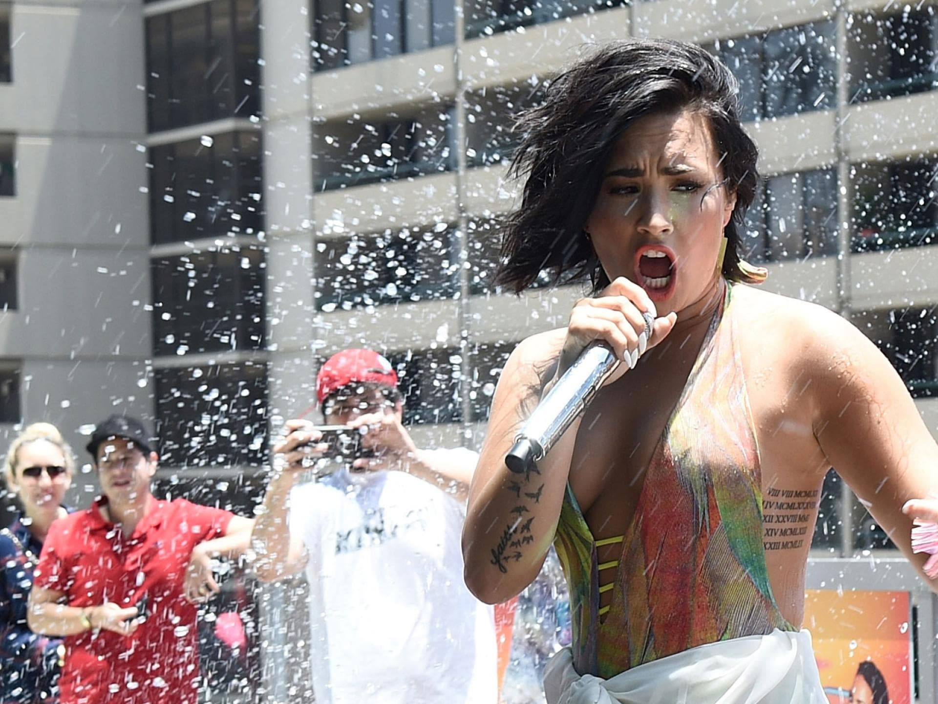 So krass stürzten Demi Lovato & Co. Quer So krass stürzten Demi Lovato & Co. Quer