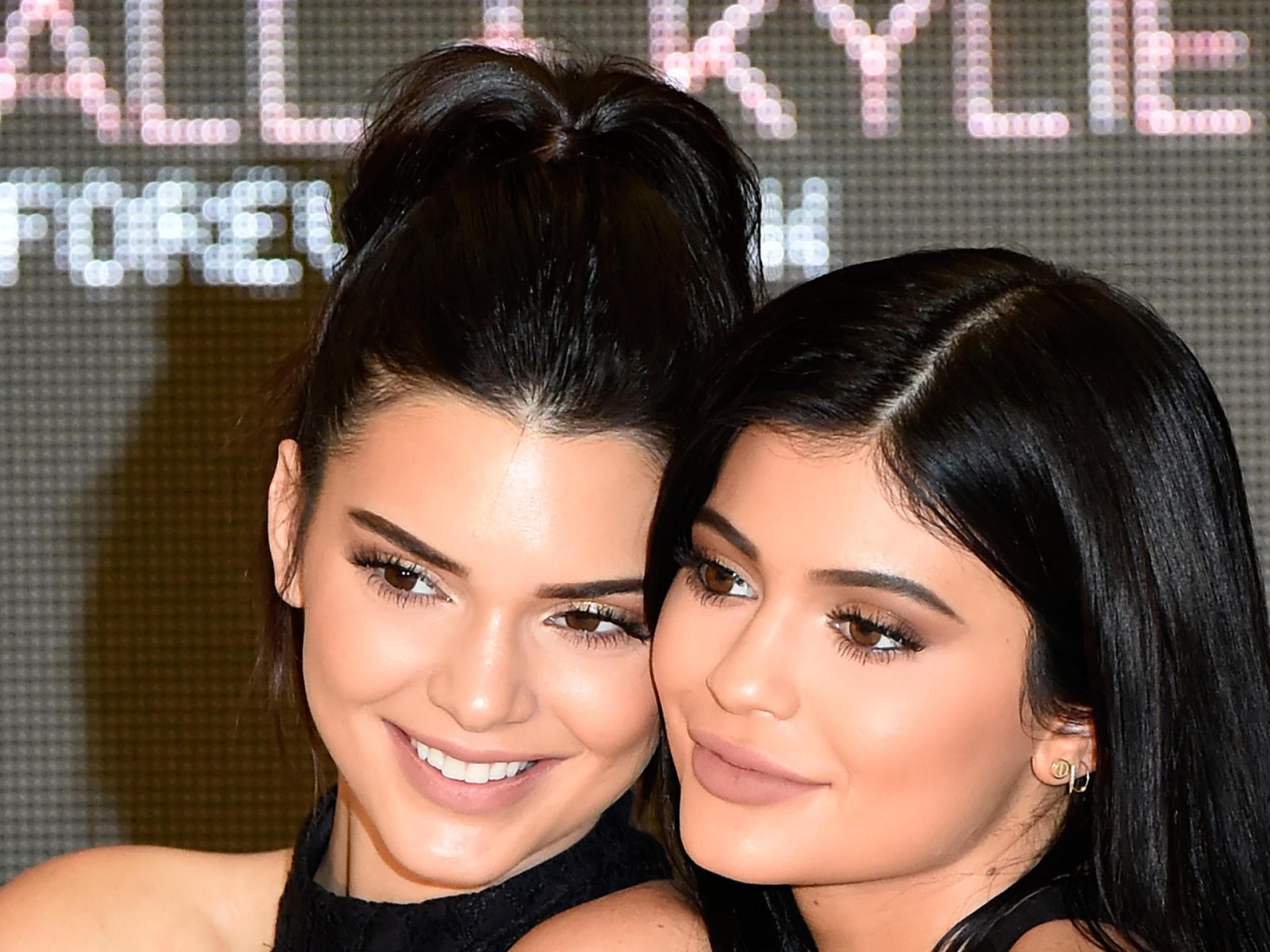 kylie-und-kendall-jenner-hunde-quer