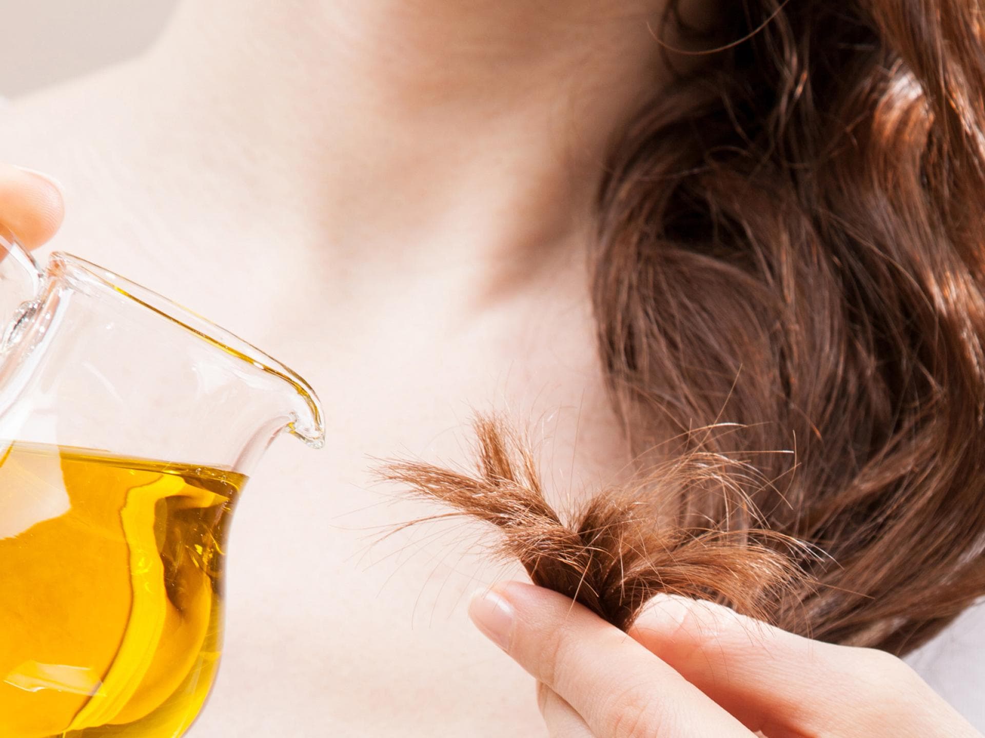 Das kannst du dagegen unternehmen: Haare pflegen