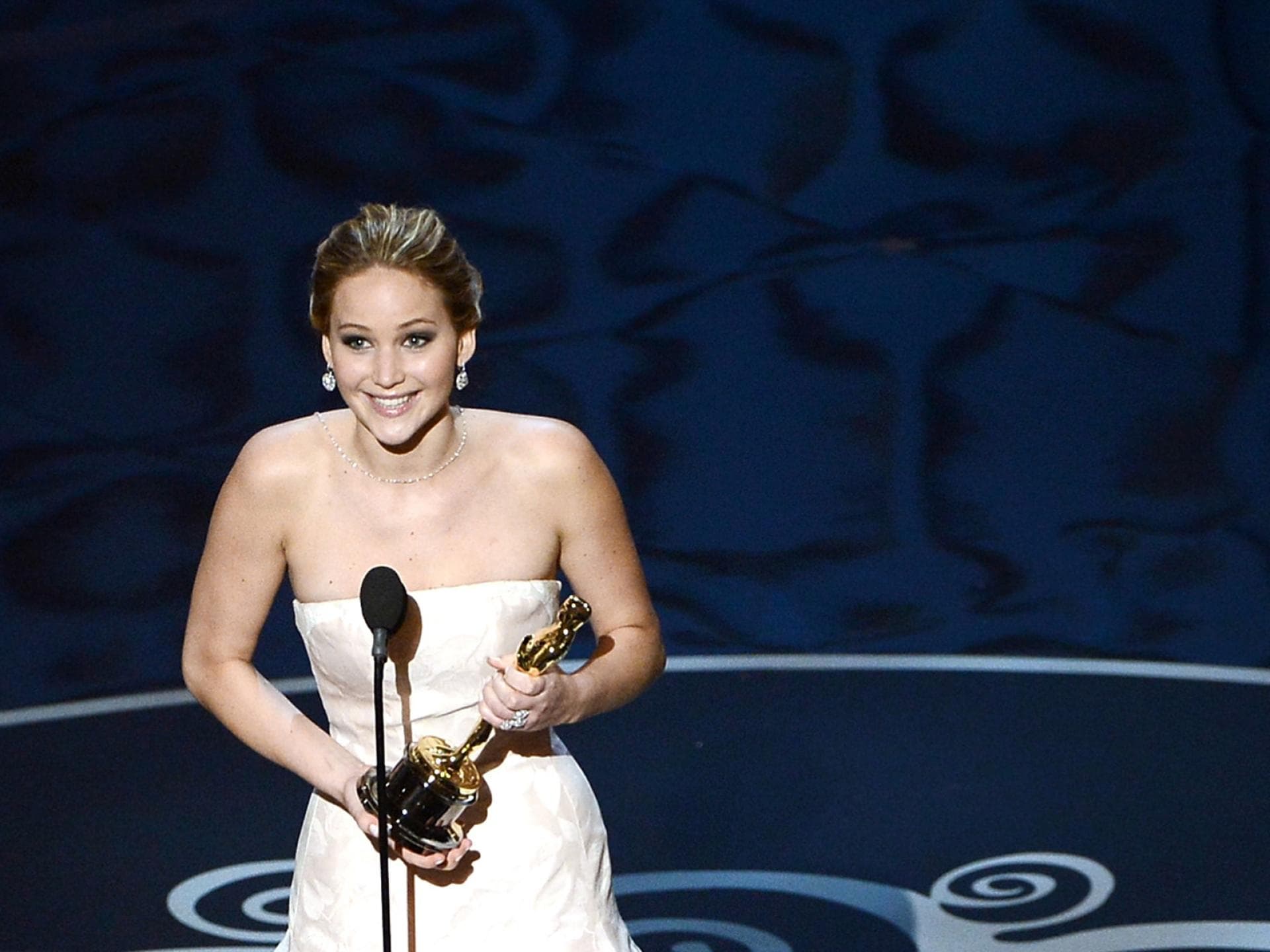 Jennifer Lawrence fällt hin quer 