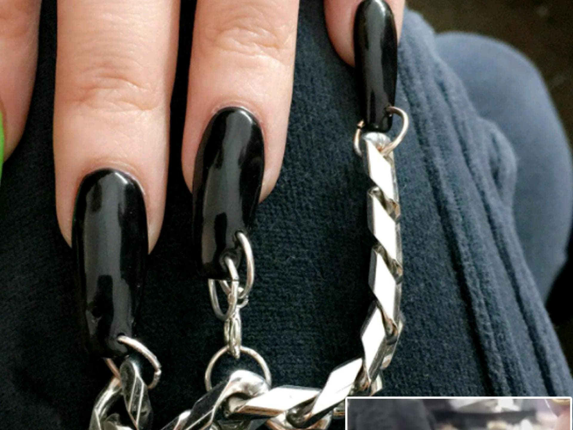 Kim Kardashian: Nagel-Piercing + Silberkette Kim Kardashian: Nagel-Piercing + Silberkette