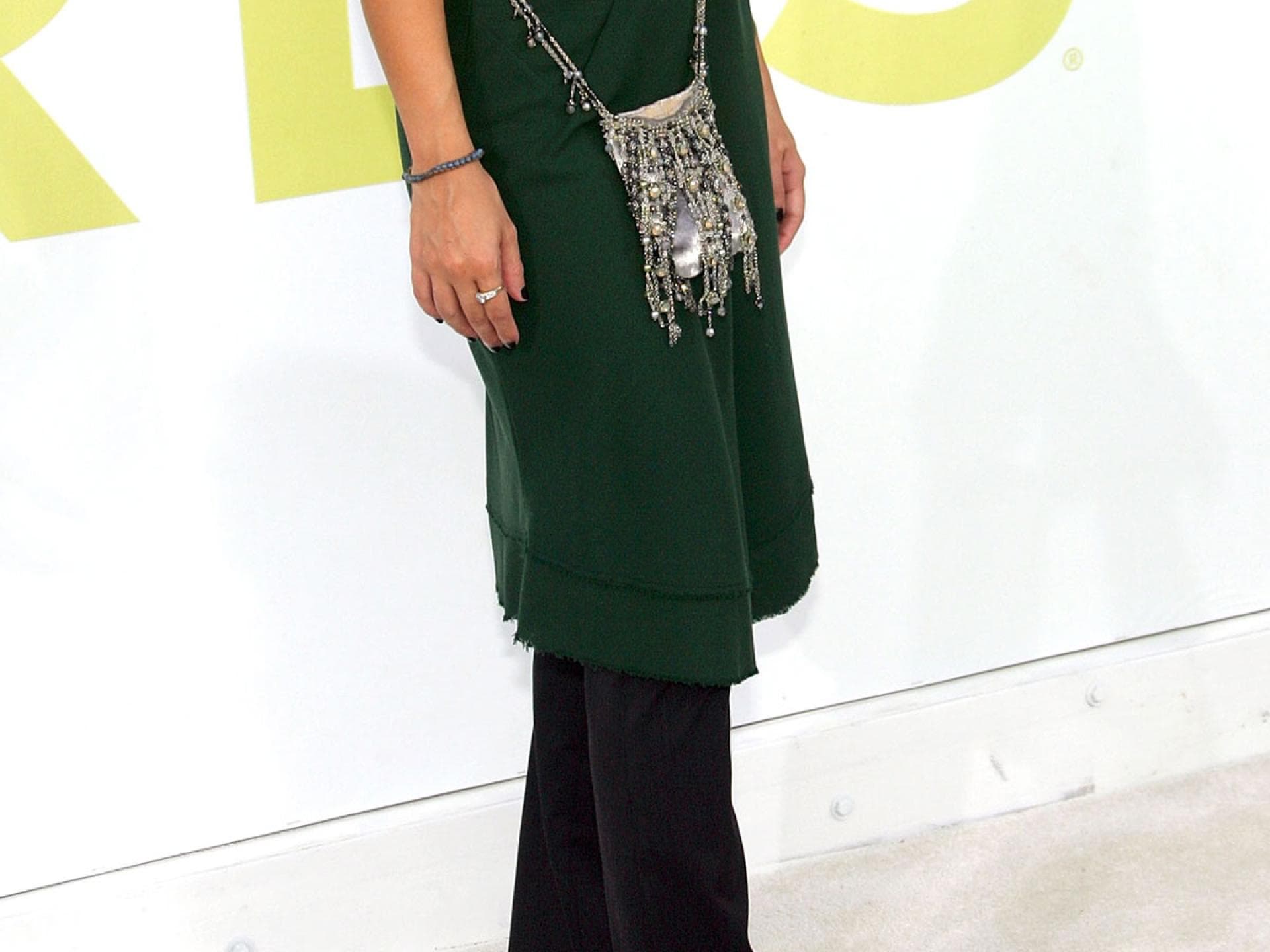 Shakira mit Kleid über Schlagjeans Shakira mit Kleid über Schlagjeans