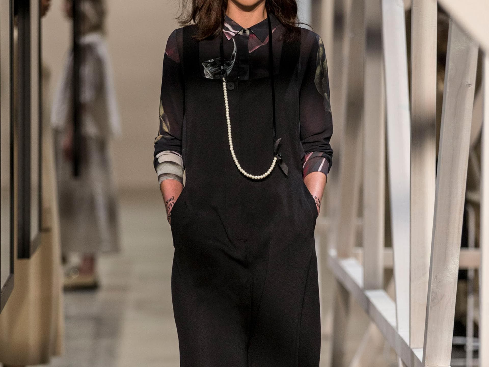 Netzstrumpfhose im burschikosen Stil