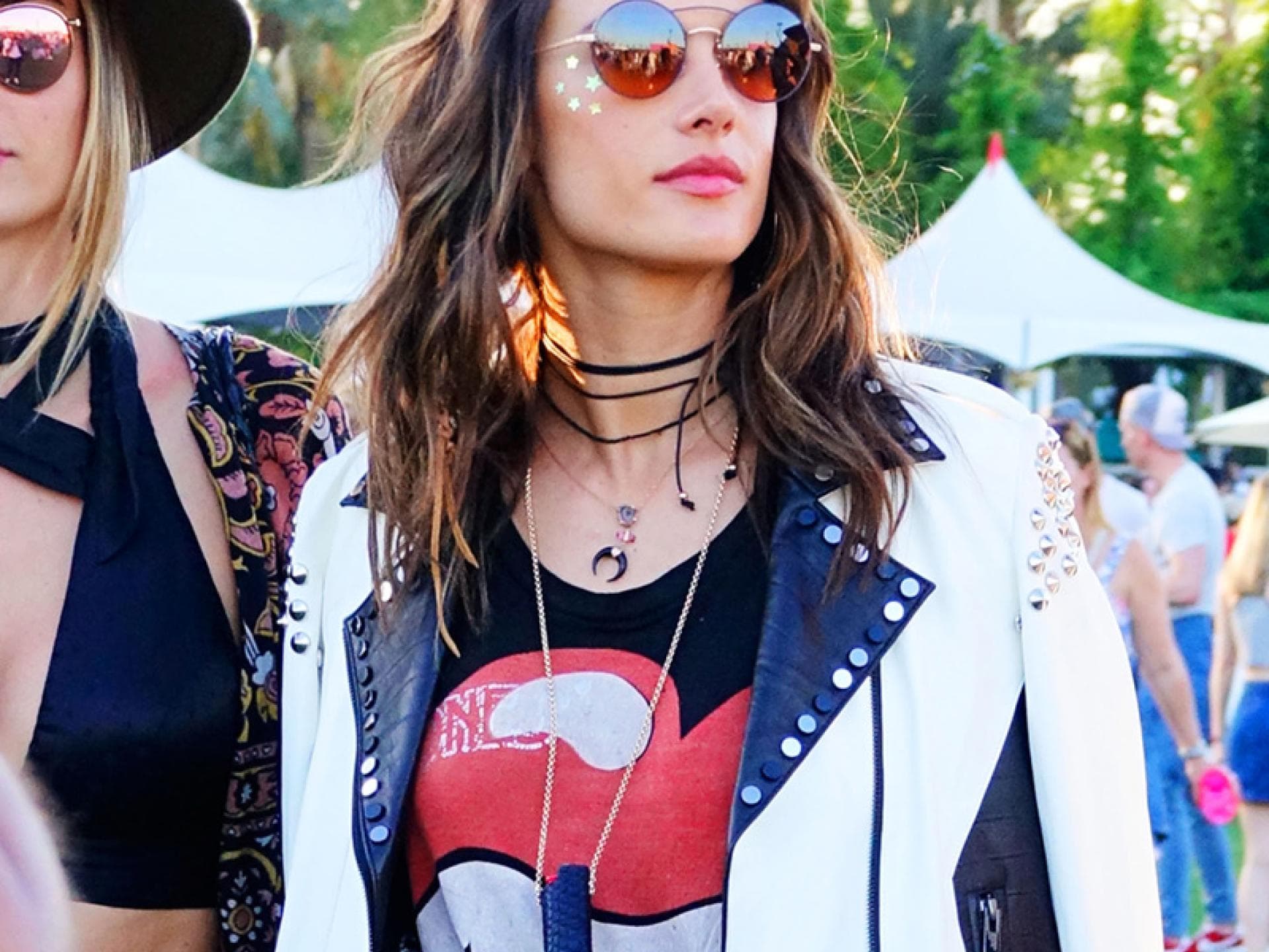 Alessandra Ambrosio mit Sternen-Schmuck - Coachella 2017