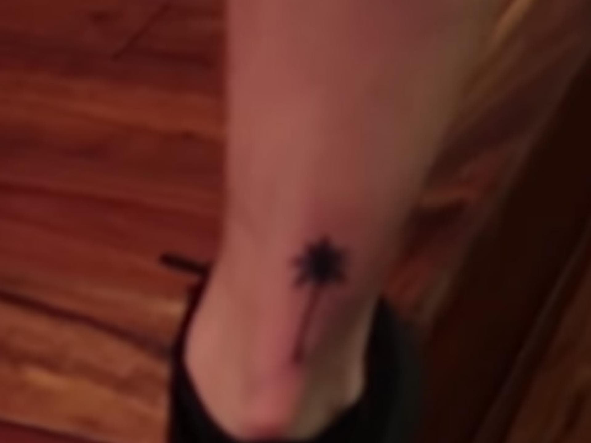 Dagi und Eugen lassen sich ein Partner-Tattoo stechen Dagi und Eugen lassen sich ein Partner-Tattoo stechen