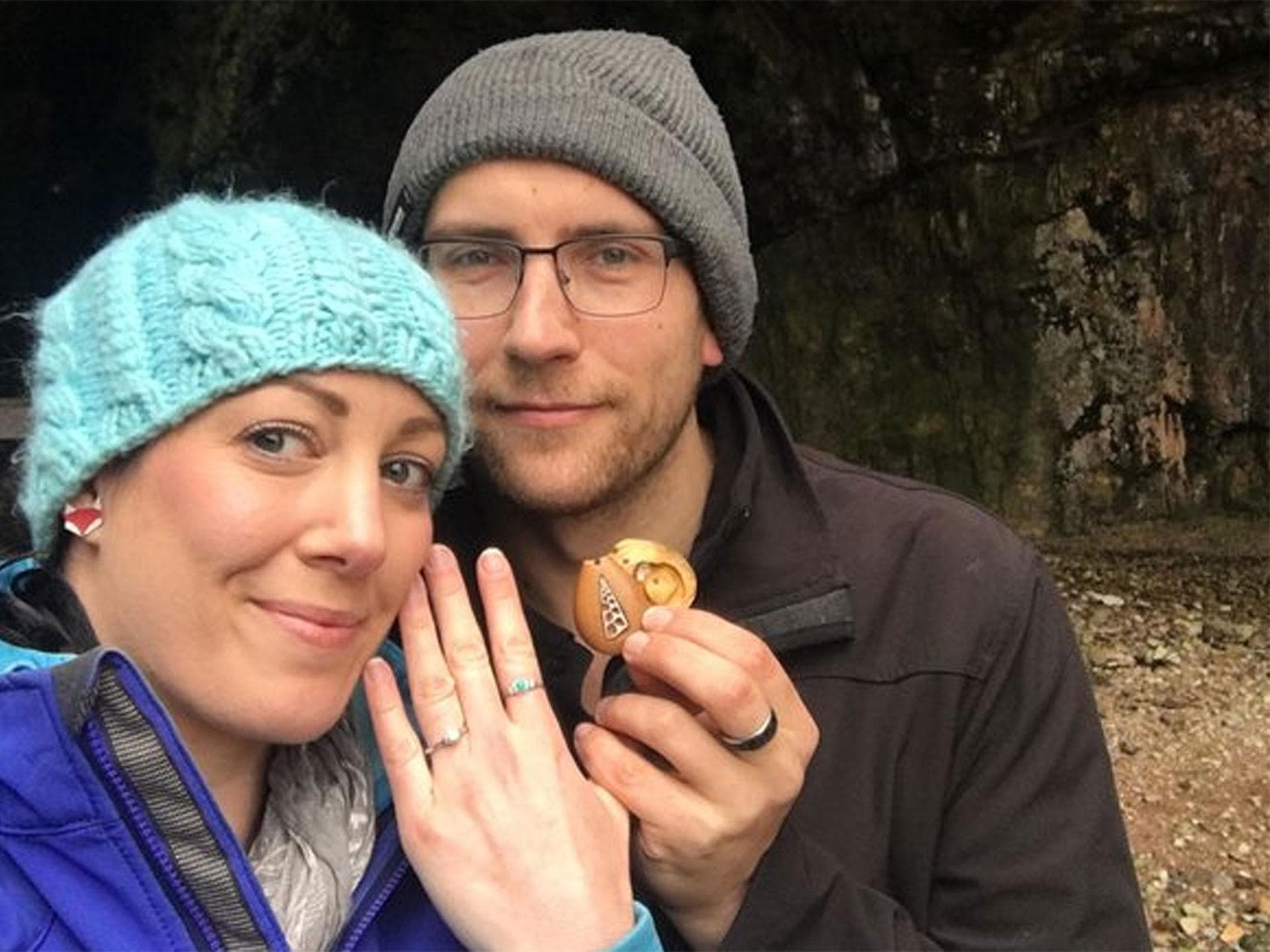 Frau trägt ein Jahr Verlobungsring, ohne es zu merken