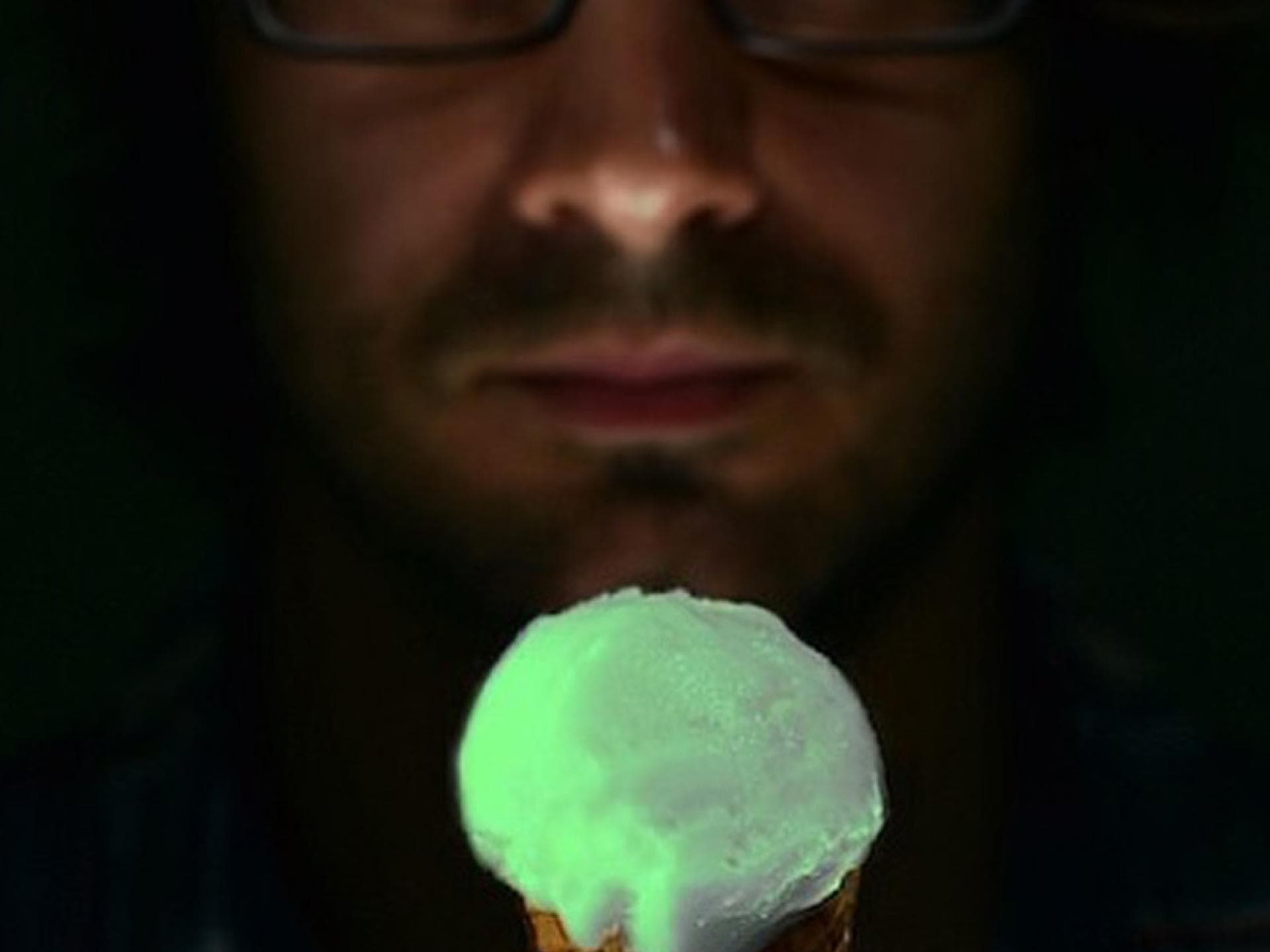 Leuchtendes Eis im Dunkeln von „Lick Me Im Delicious“ Leuchtendes Eis im Dunkeln von „Lick Me Im Delicious“