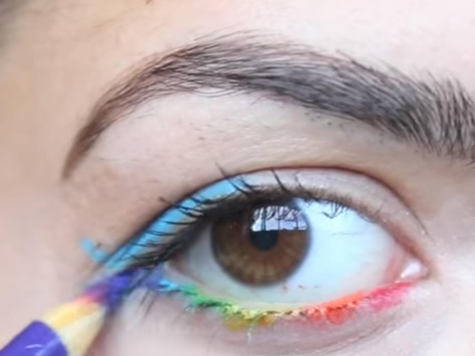 Make-up mit Buntstiften Make-up mit Buntstiften