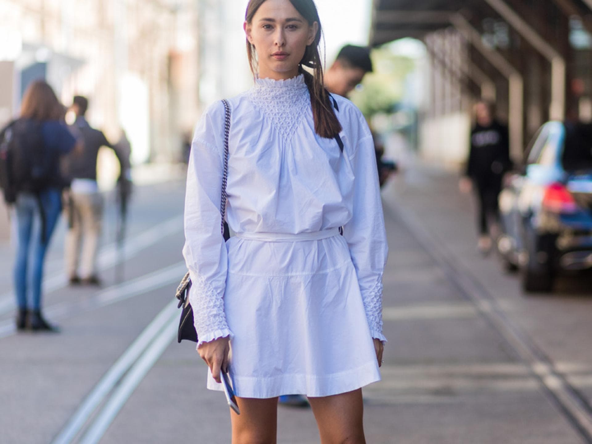 Weißes Kleid mit Stehkragen