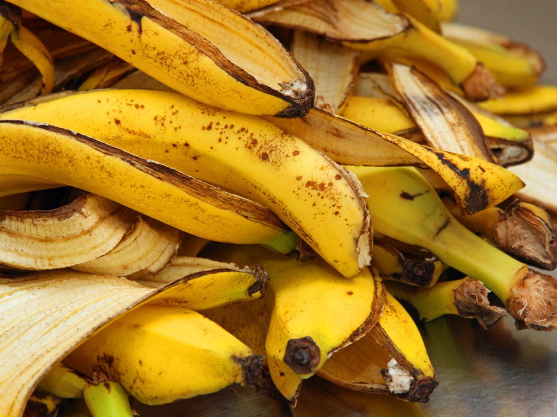 Bananenschalen bleachen die Zähne Bananenschalen bleachen die Zähne