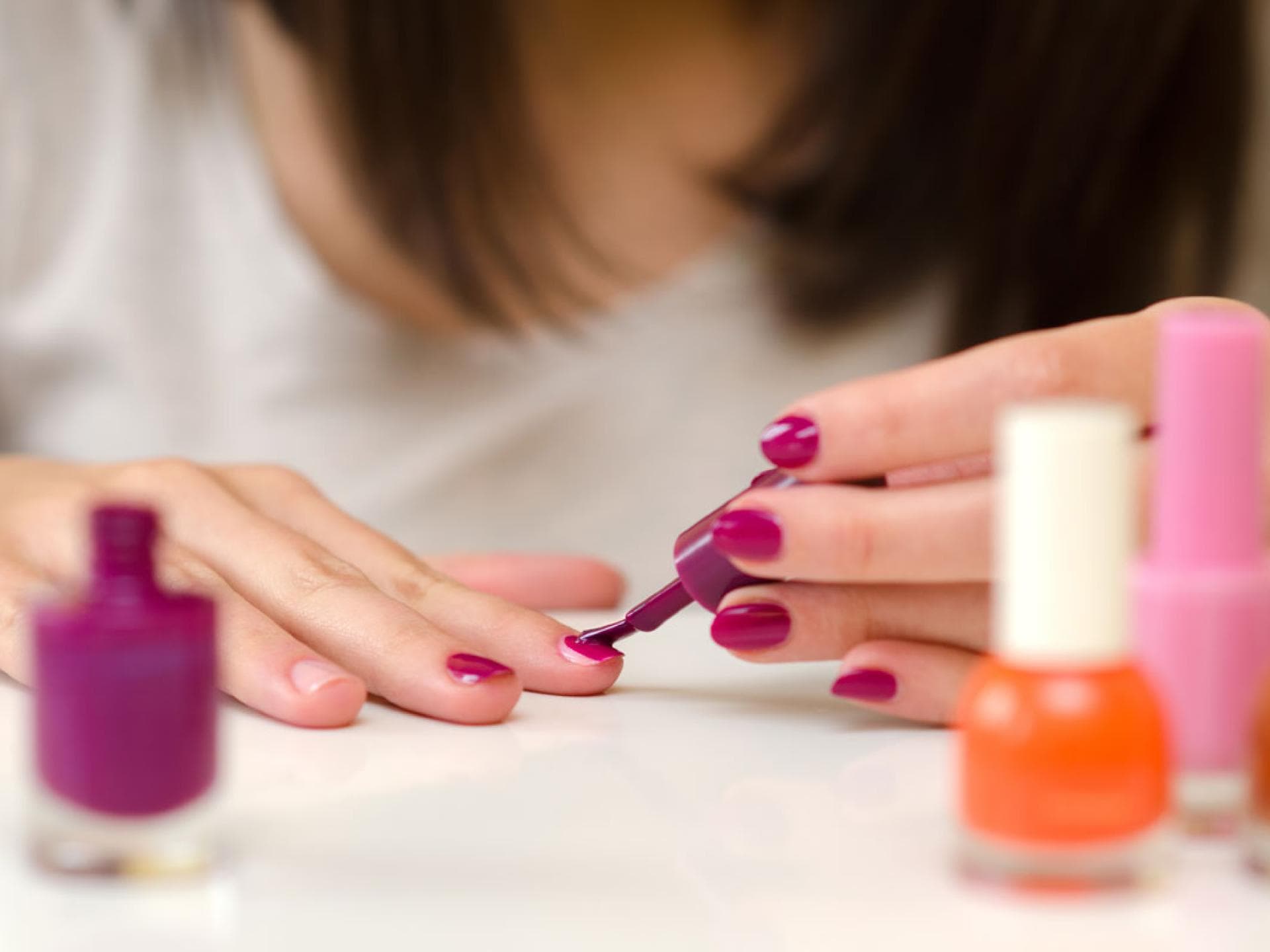 Nagellack sorgfältig auftragen