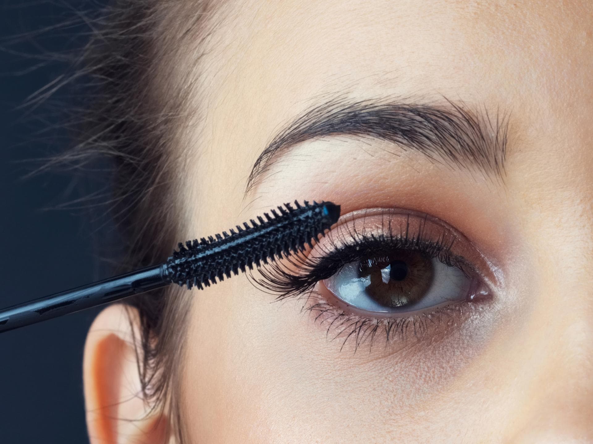 So lange sind Mascara & Eyeliner haltbar So lange sind Mascara & Eyeliner haltbar