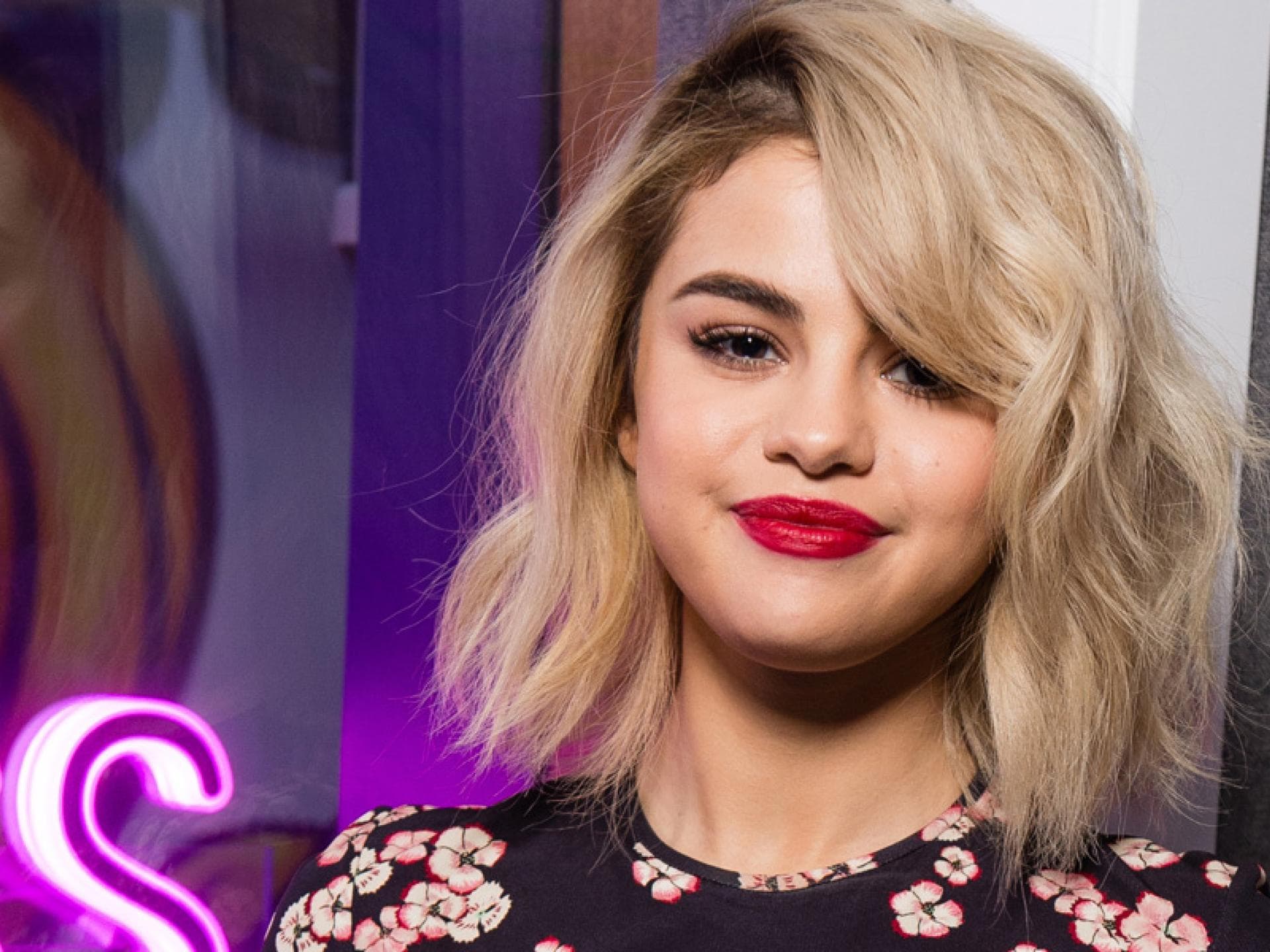 selena-traegt-pelz-quer selena-traegt-pelz-quer