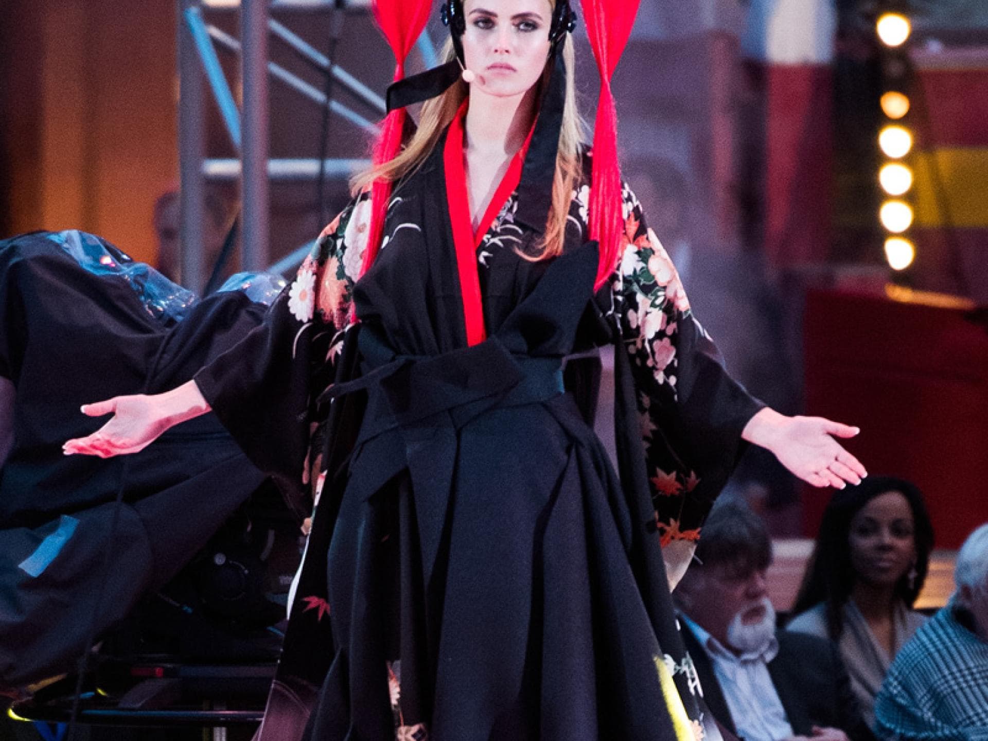 Elena Carrière beim GNTM 2016 Finale als aufgehende Sonne