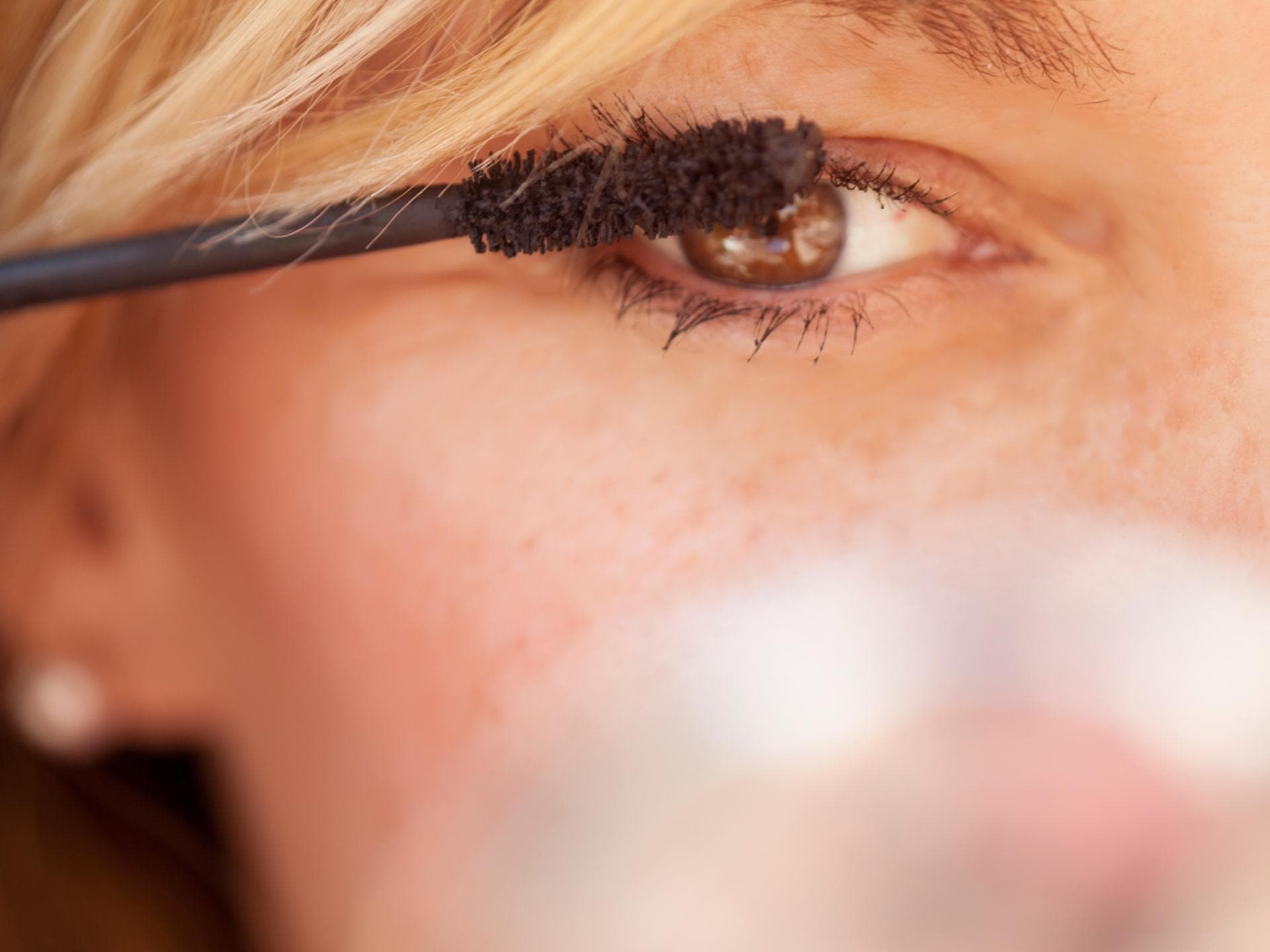 ...die Wimperntusche klumpt? ...die Wimperntusche klumpt?