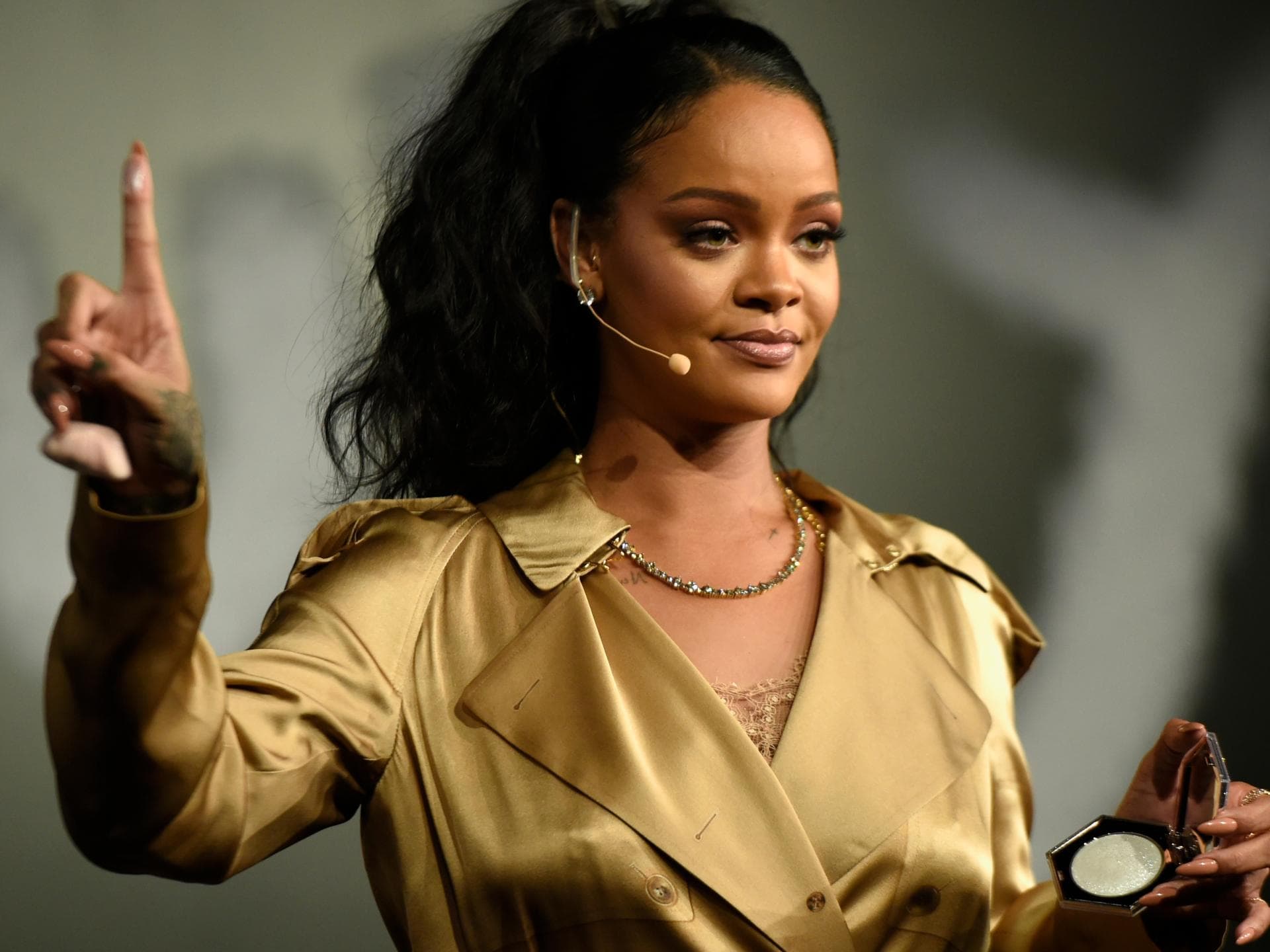 rihanna-verklagt-vater-quer
