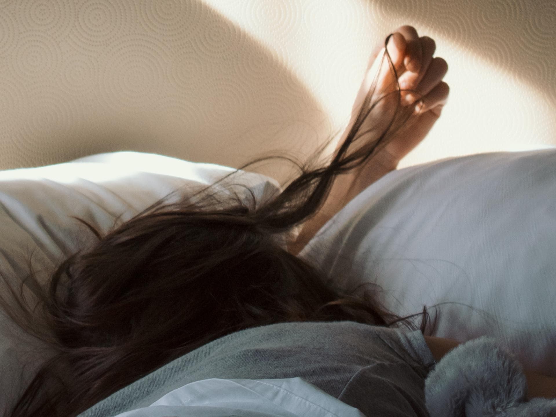 deshalb-solltest-du-nicht-mit-nassen-haaren-ins-bett-gehen-quer deshalb-solltest-du-nicht-mit-nassen-haaren-ins-bett-gehen-quer