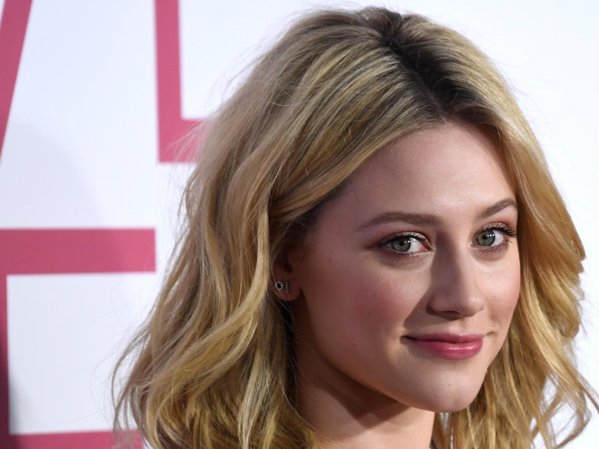 lili-reinhart-fast-entführt-quer lili-reinhart-fast-entführt-quer