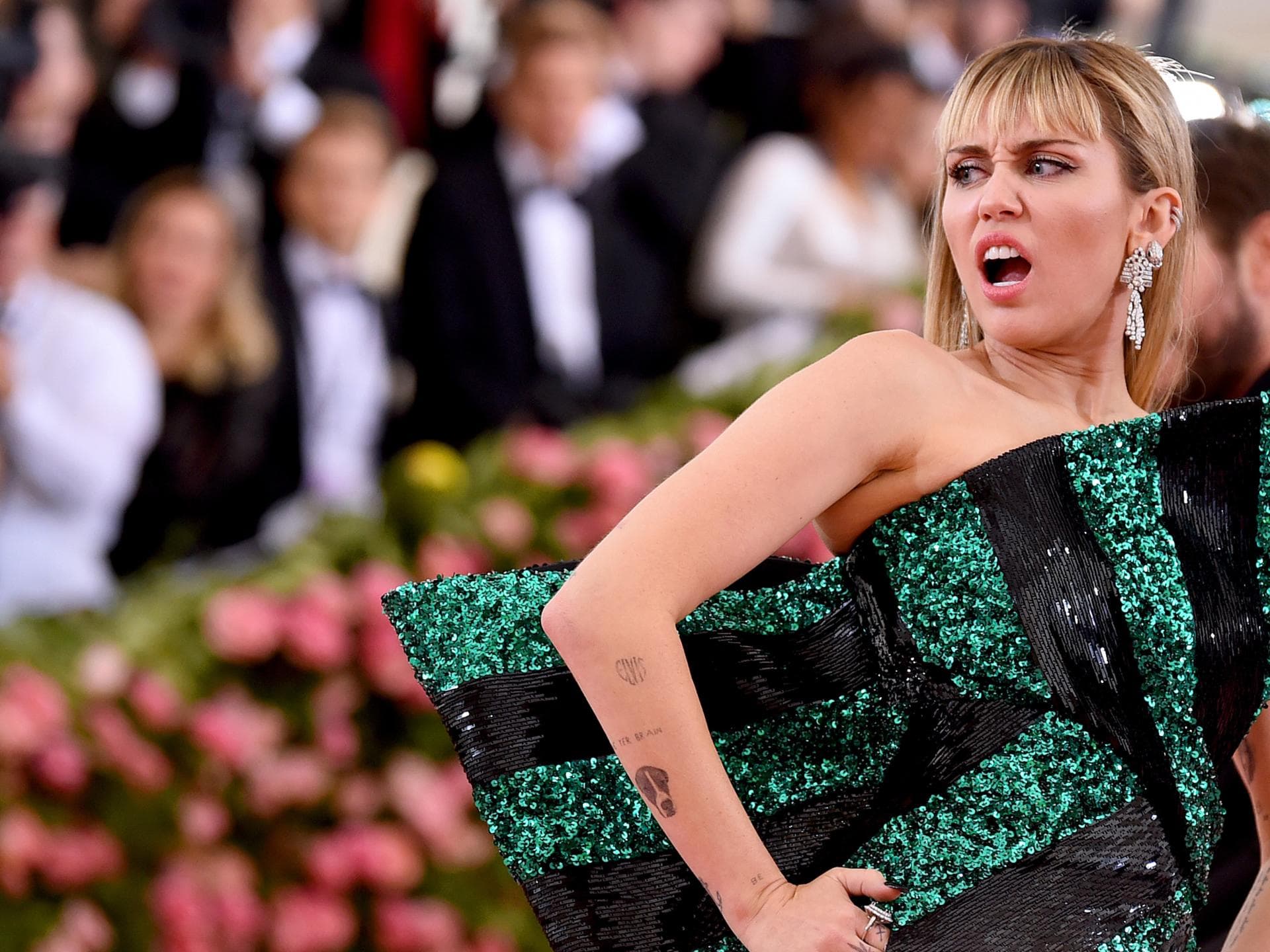miley-cyrus-sie-schlaegt-zurück-quer miley-cyrus-sie-schlaegt-zurück-quer