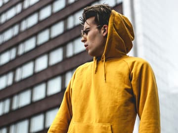 junge im gelben hoodie