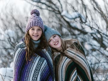 Beste Freundinnen im Schnee