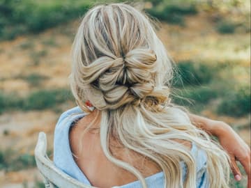 Blondes Mädchen mit Felchtfrisur