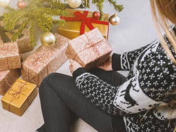 mädchen mit weihnachtsgeschenken 