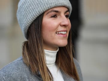 Mittellange Haare mit Mütze