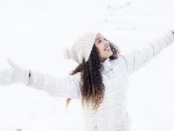 mädchen glücklich im schnee lächelt 
