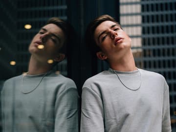 junge an glaswand cool 