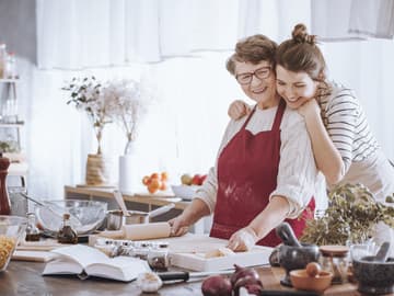 oma mit enkelin am backen weihnachten 