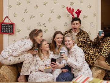 Freunde auf einem Sofa machen Selfie