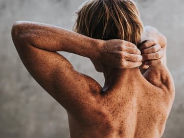 Blonder Mann von hinten