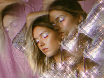 Frau mit Augen-Make-up und Glitzerkleid stehend