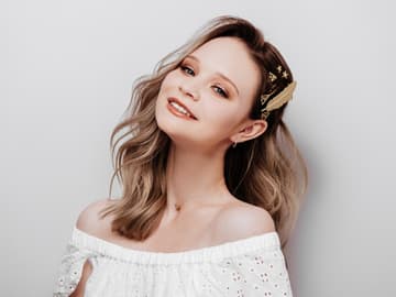 mädchen mit schmuck im haar 