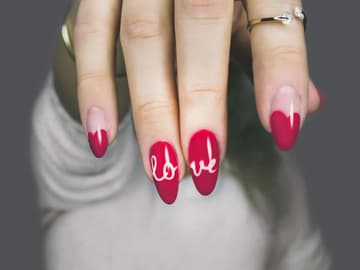 rote nägel lackiert 