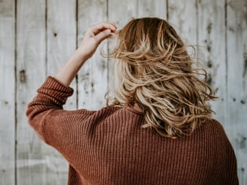 Hinterkopf einer Frau mit blonden Haaren