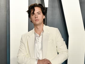 Cole Sprouse im Anzug